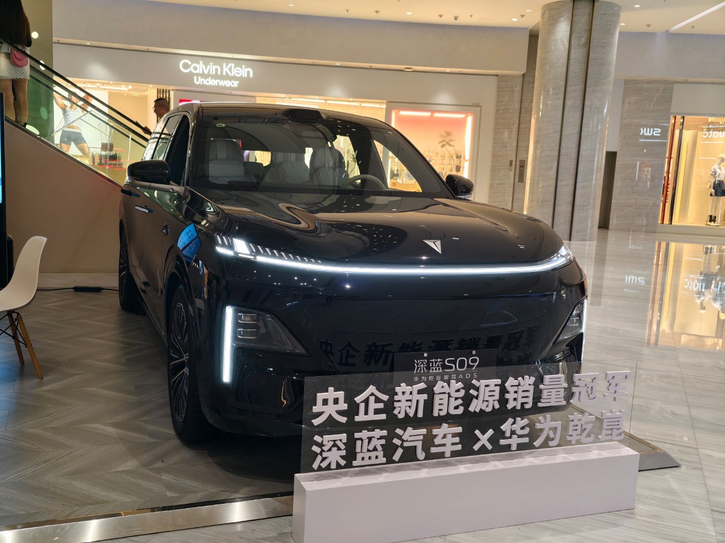 难兄难弟你觉得深蓝S09和腾势N9，在相应的价格区间，相比竞品能有品牌溢价吗？深