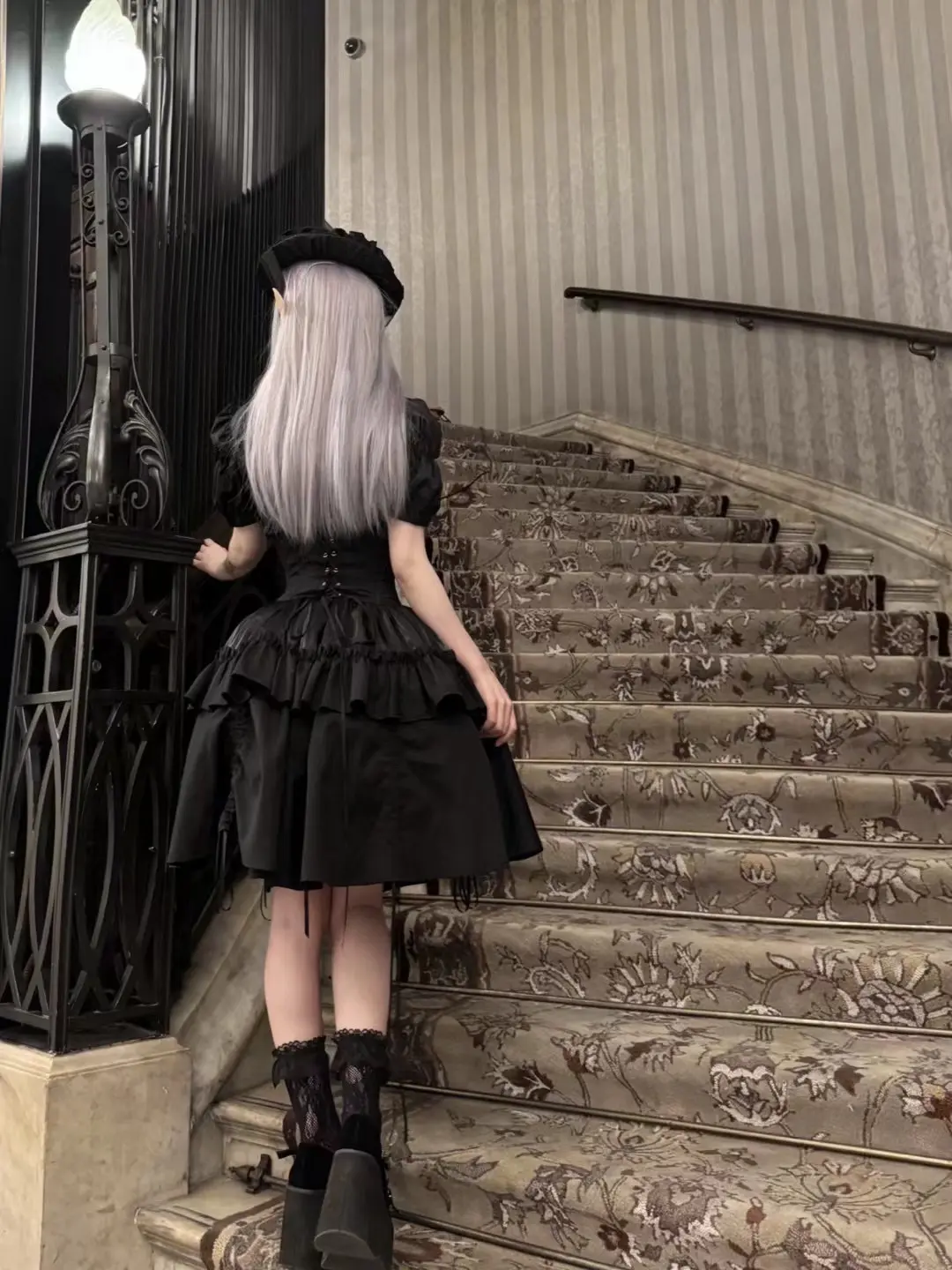 你只能看见我的背影消失在黑夜