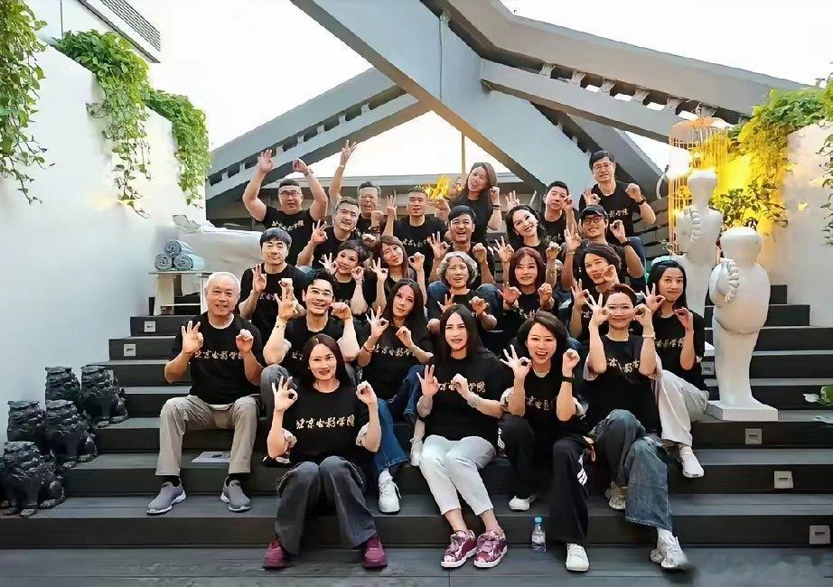 现在估计最气不过的就是黄晓明了吧同样是北电96班出来的，班里第一个拿影帝的是陈坤