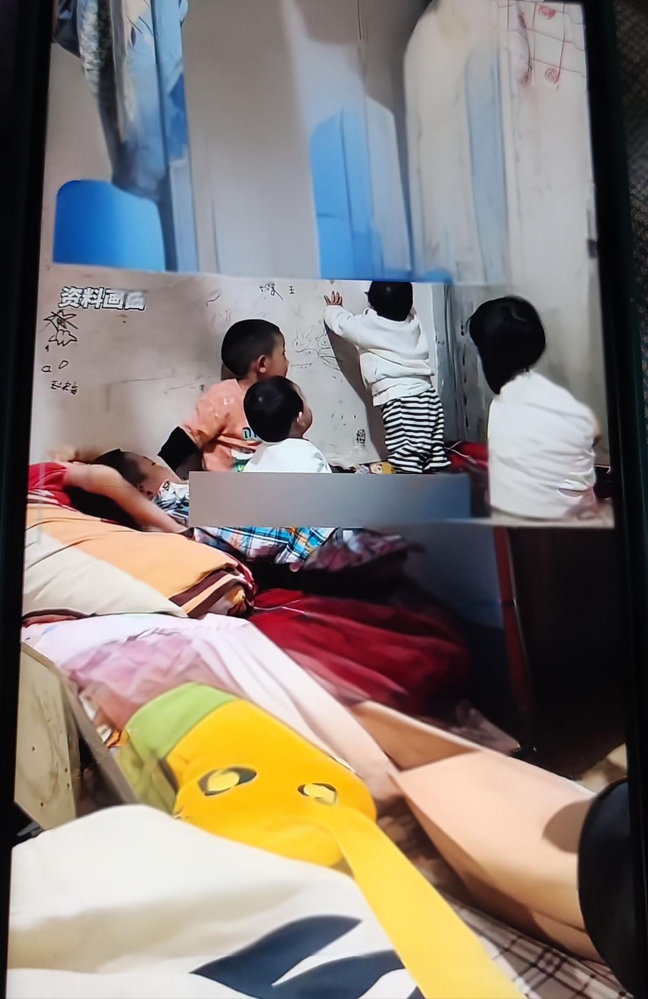 仅2平米的房间里，竟养育着8个孩子！
老大，是舅舅家的女儿。
老二和老三，是我与