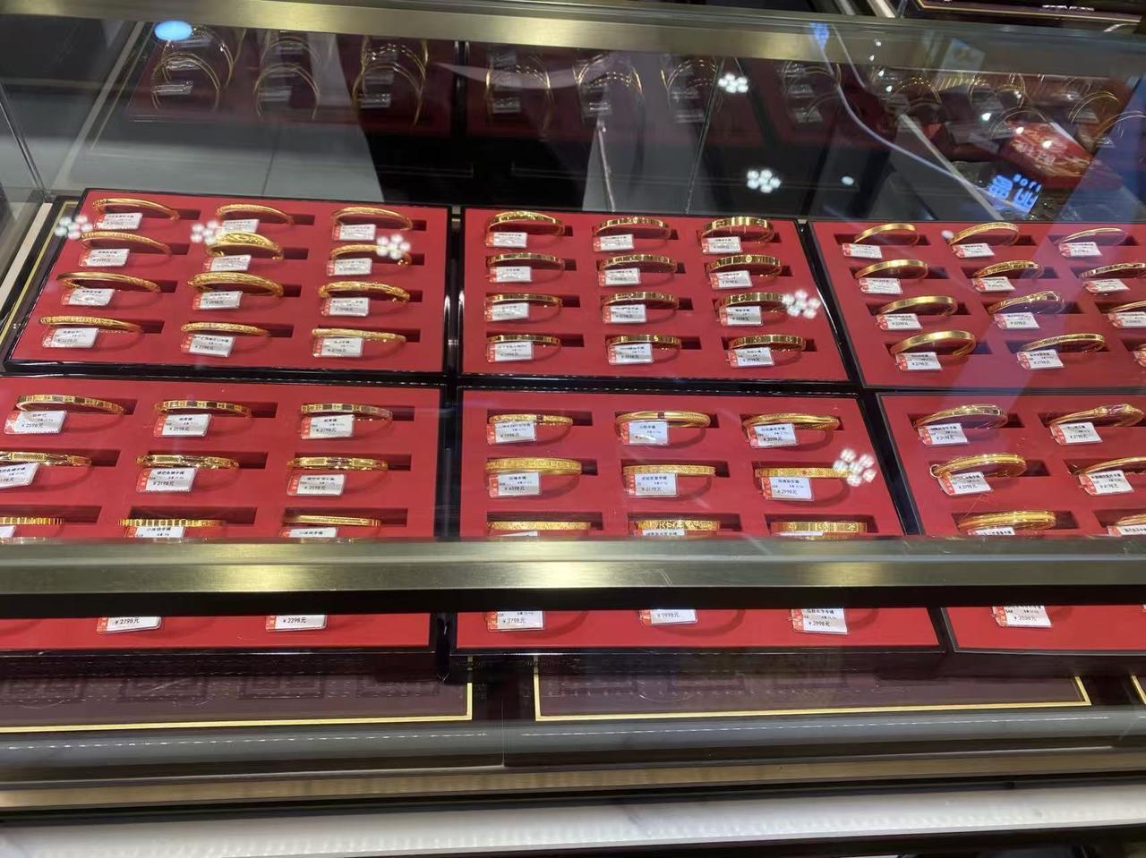 姐妹们！
以后买金子真的要擦亮眼睛哈。

今天到逛商场，
看到商场里卖的金包银，