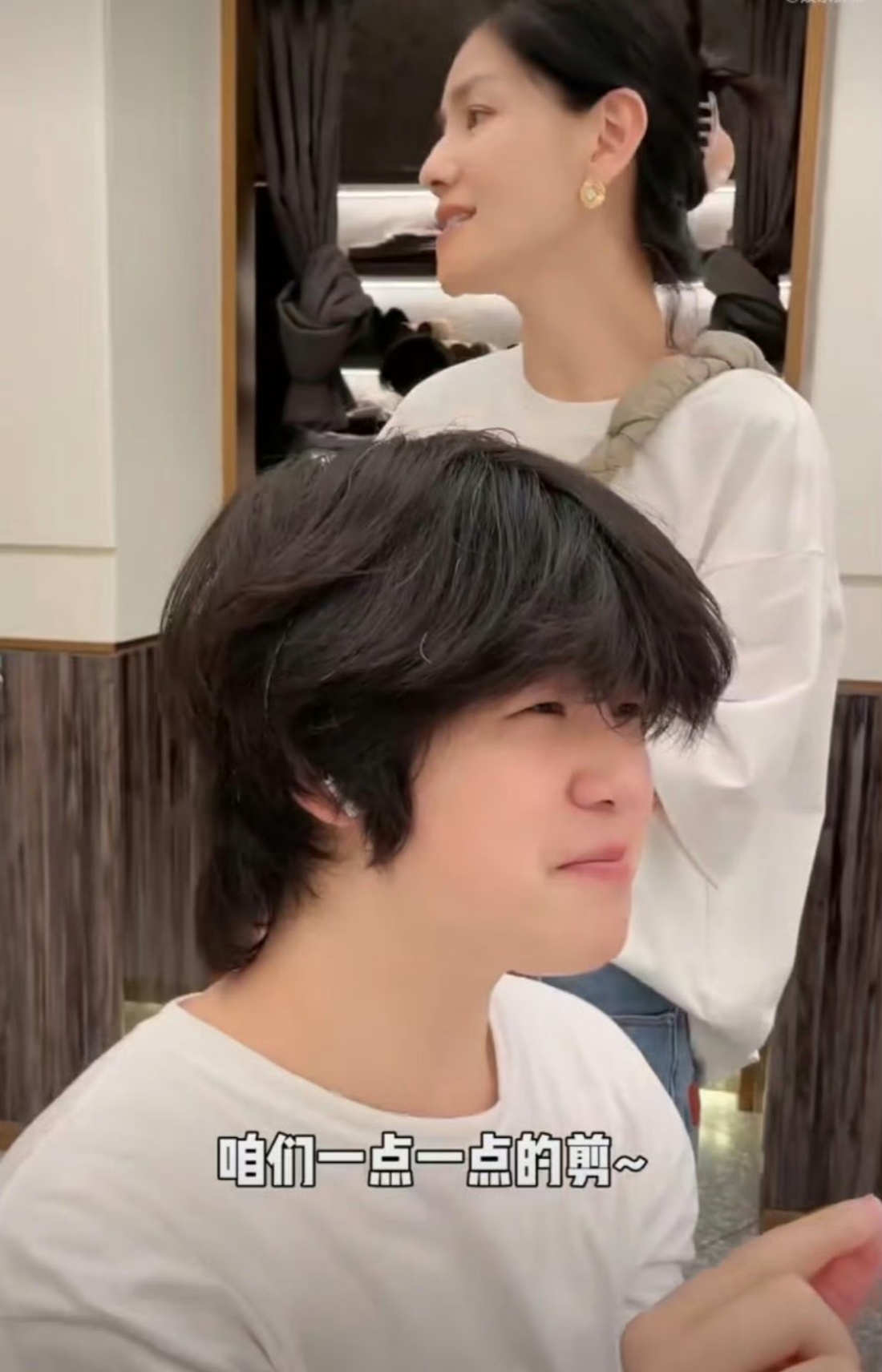 安吉终于同意剪发啦 剪了跟没剪是一样的呀 哈哈哈哈哈哈 ​​​