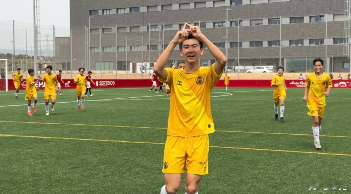 中国足球小将 2013男模队队长，曲浩铭（金宝），西班牙起步即巅峰！ 