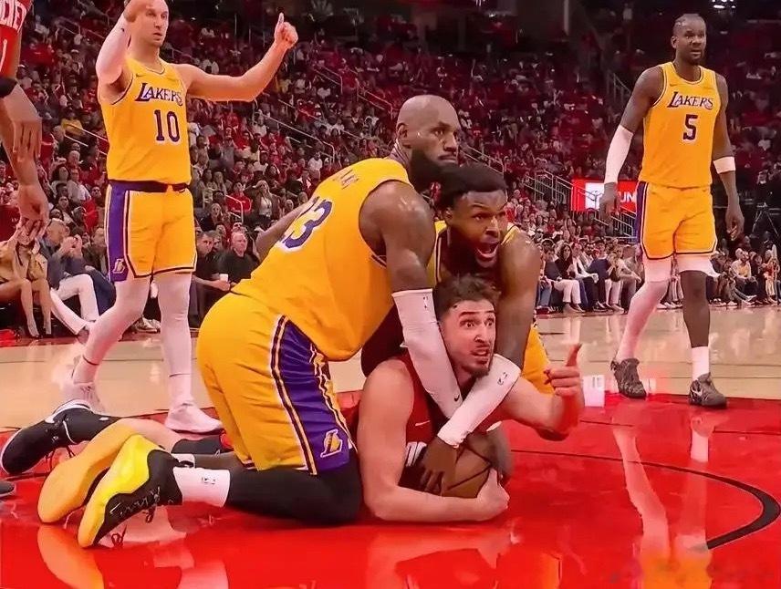 伟大的詹姆斯，火箭比赛只剩25.4秒还领先6分竟然被湖人拖进加时了！今天湖人和火