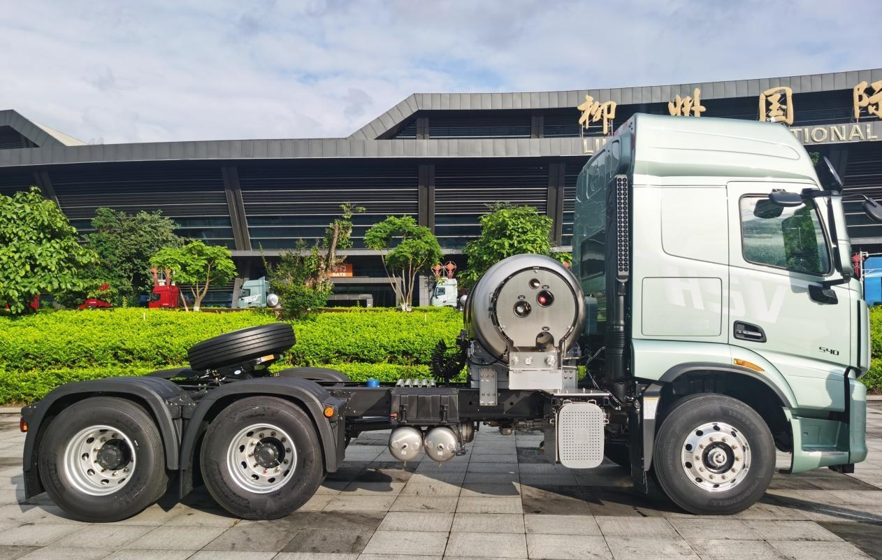 乘龙H5V创富版LNG牵引车应用六大轻量化技术，经过154项科学降重措施优化，同