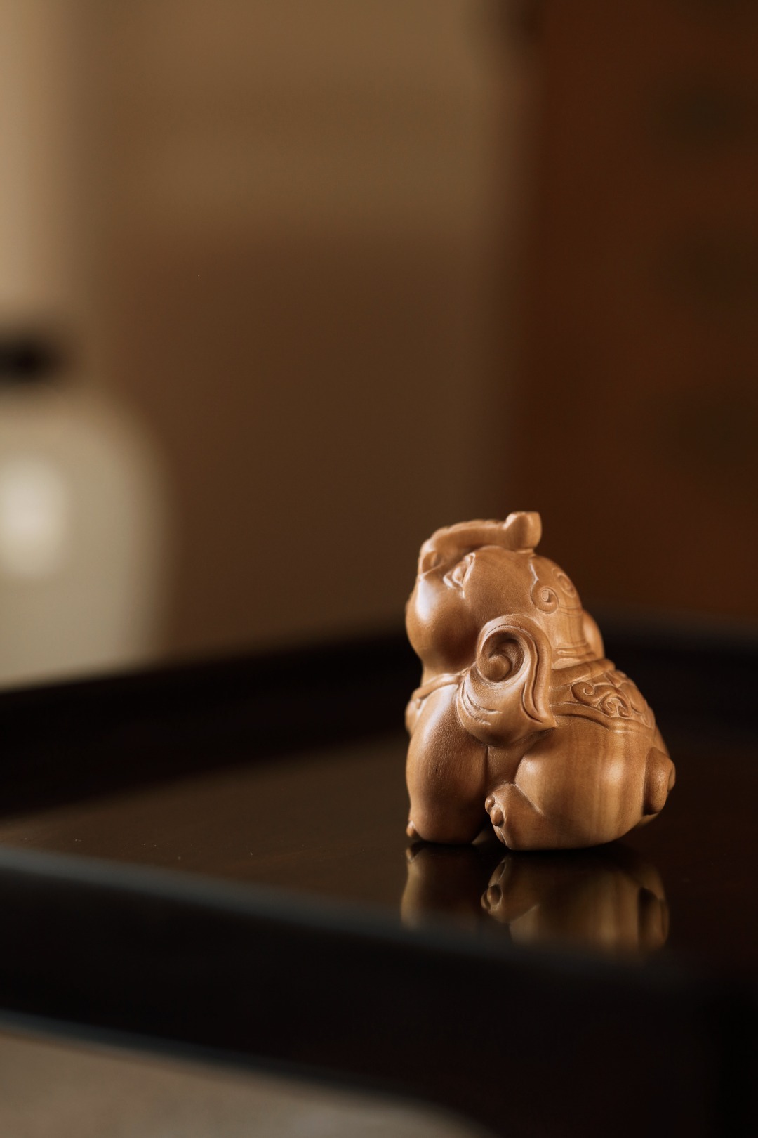 老山檀香 | 吉象如意雕工圆润饱满的小吉象，手工雕刻，料质细腻；置之桌案，增添雅