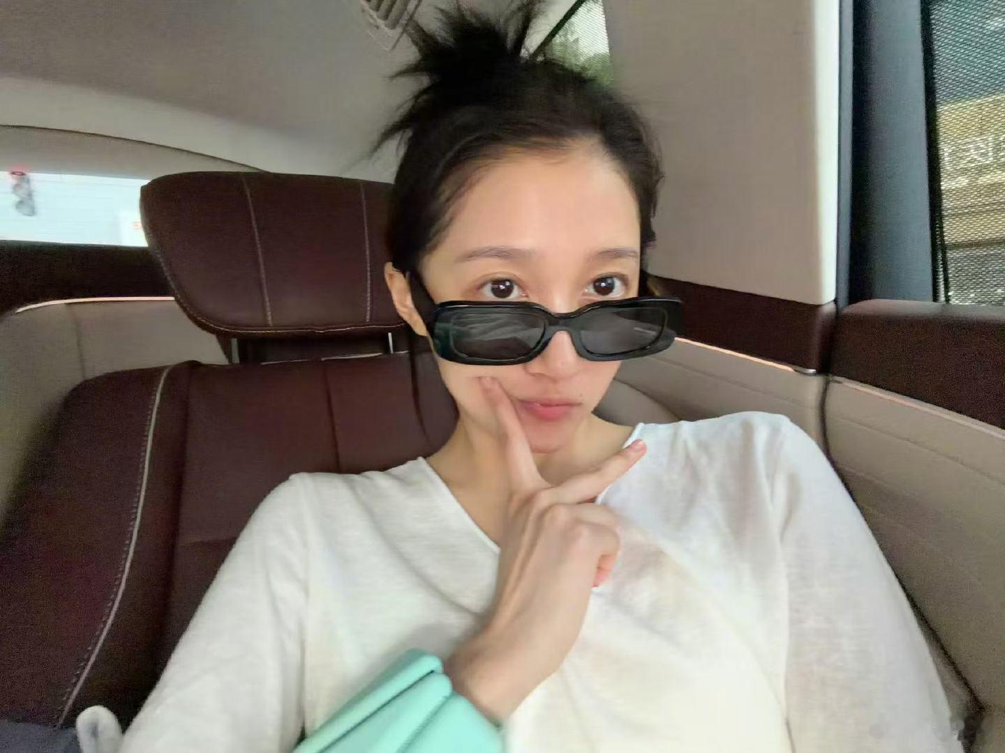 关晓彤墨镜素颜自拍关晓彤素颜墨镜三连拍 新鲜的自拍~ 