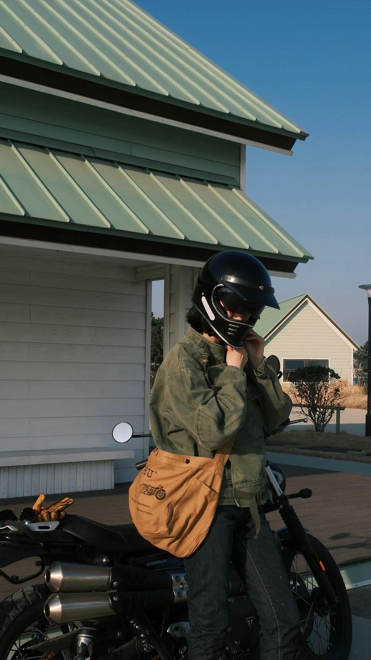 算了吧 你男朋友还没我帅。复古 凯旋 女骑 摩托车