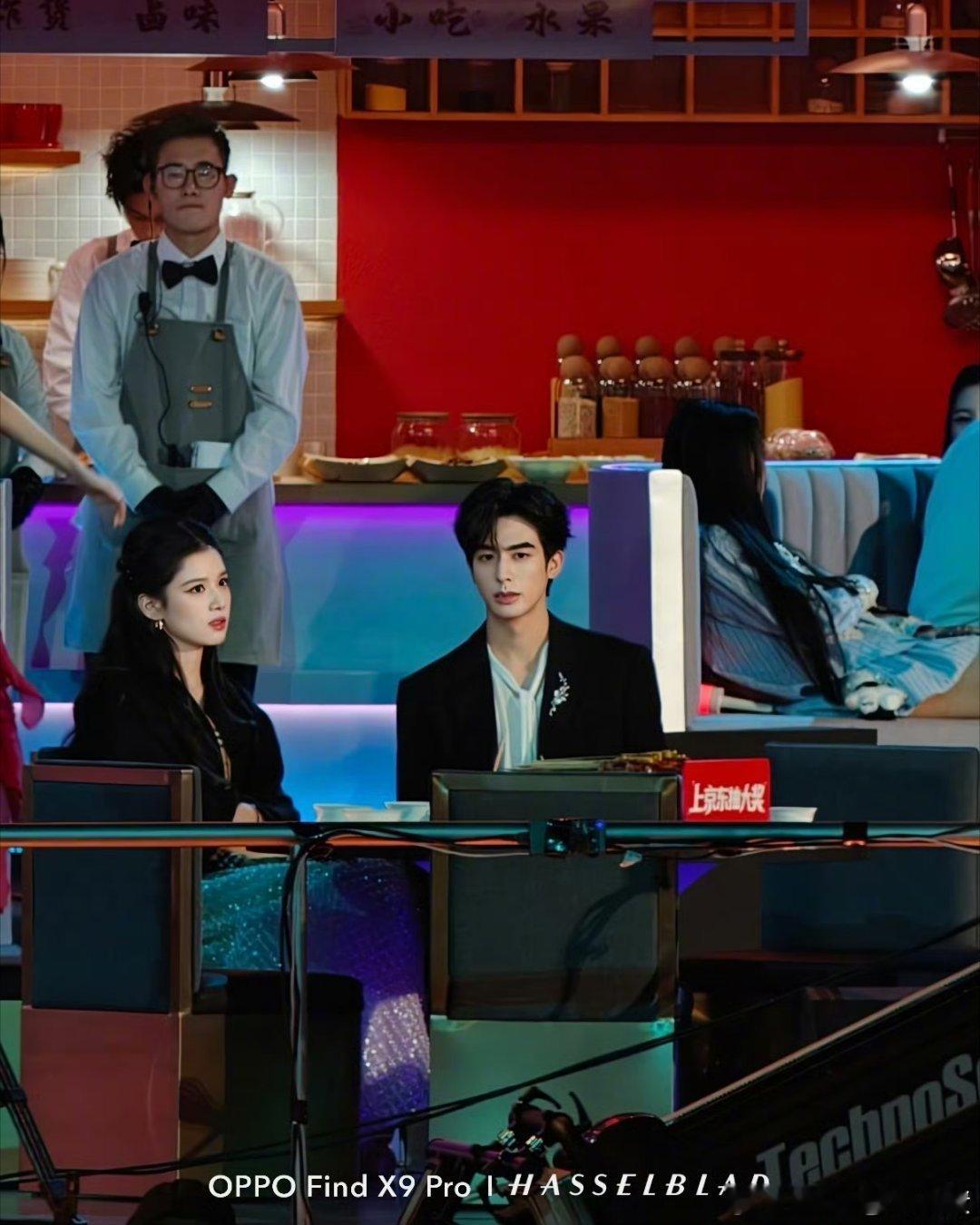 宋威龙张婧仪同框热聊