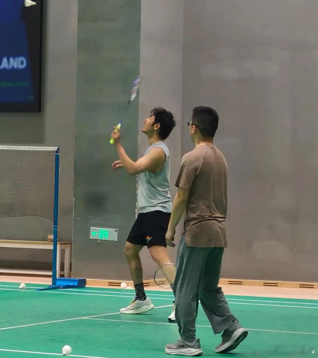 44岁阮经天和朋友在上海体育馆打羽毛球，他穿着无袖上衣，露出大手臂，身材好健硕，