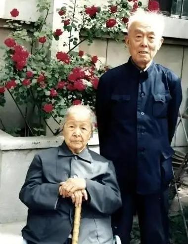 1962年，北大教授季羡林得知妻子彭德华要北京，连夜把家里的双人床换成单人床，还