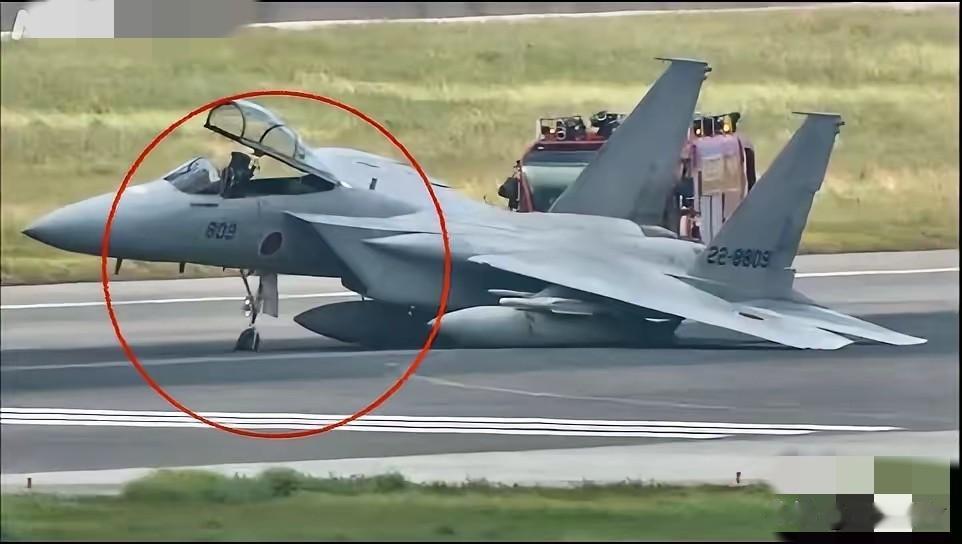 日本F-15J"瘫痪"现场：有些事，面子上是撑不住的
今天刷到一条新闻，日本那霸