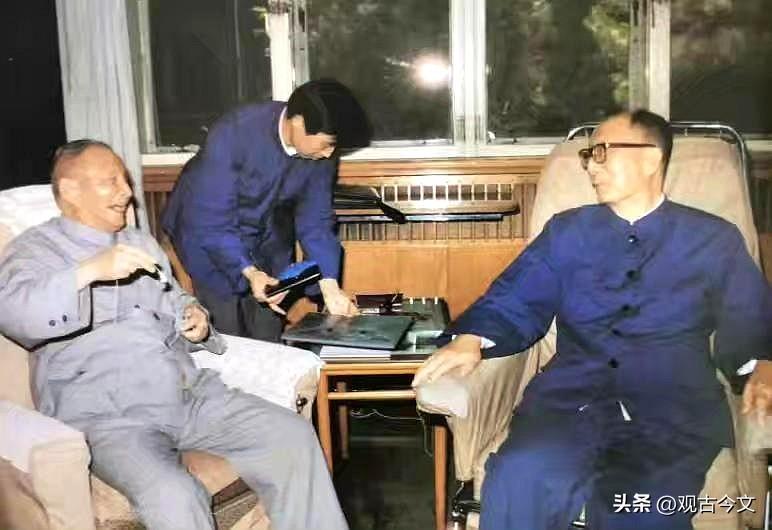 历史时光
1985年6月3日，陈云去看望聂荣臻元帅。两位老领导坐在一起亲切交谈，