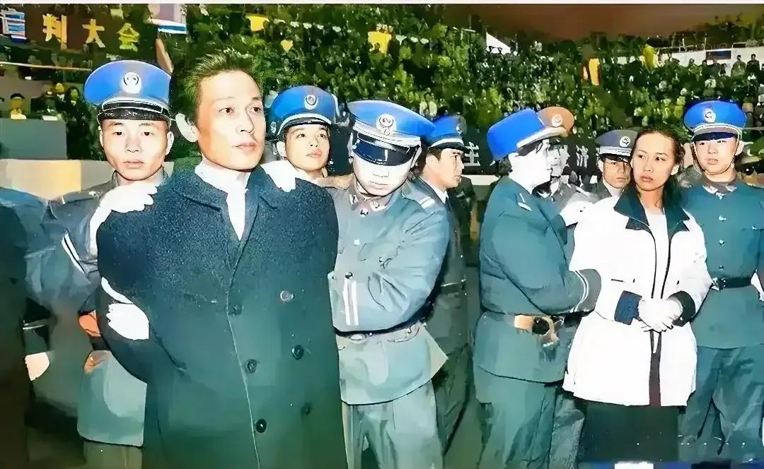 1995年，公审大会的现场，在那个寒冷的冬日，深圳体育场聚集了数千人，他们都是被