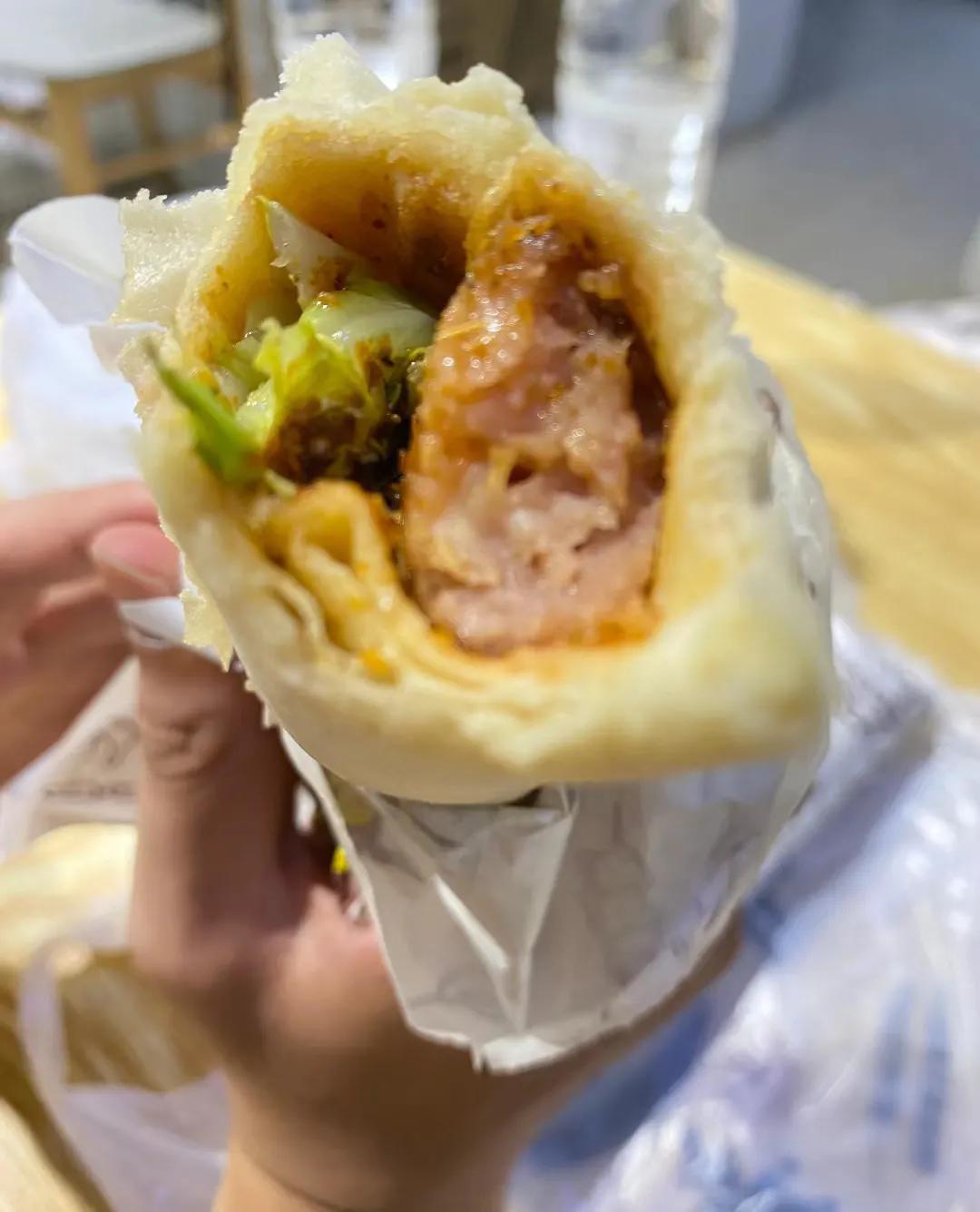 煎饼卷炸串
朋友带我去吃了第一次听说的煎饼卷炸串
它这个煎饼不像平时吃的那么硬，