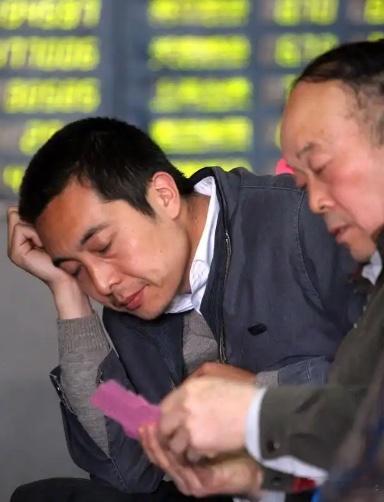 一位天津股民，7月30日他以50元的价位买入长鑫科技688825。次日行情如期爆