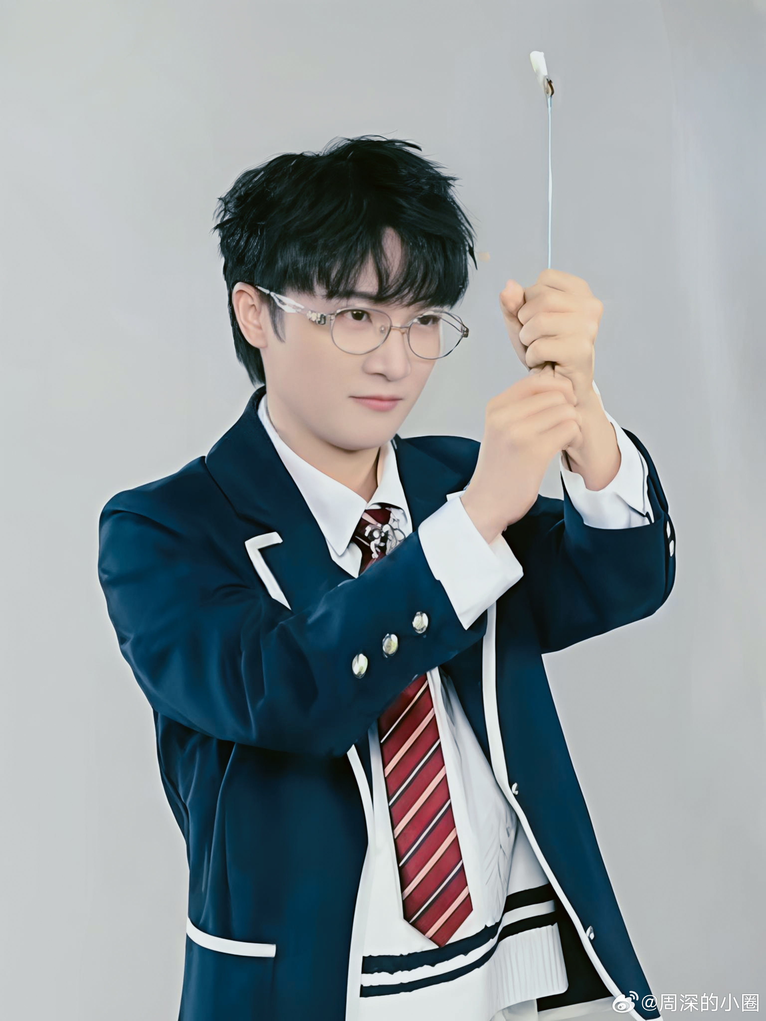 周深  周深谜宫首唱舞台 【圈宝和米说晚安】星是夜晚的注脚，沿着一串串足迹，踏入