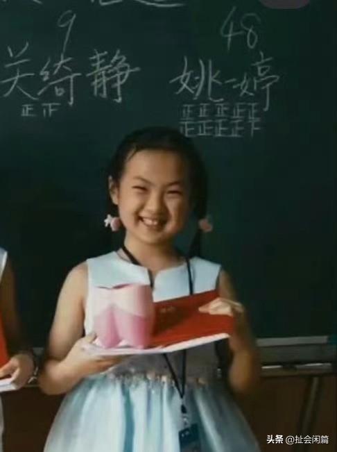 这些明星小时候长得就挺可爱的，圆头圆脑的。
姚安娜长大以后模样几乎没变，还是那个