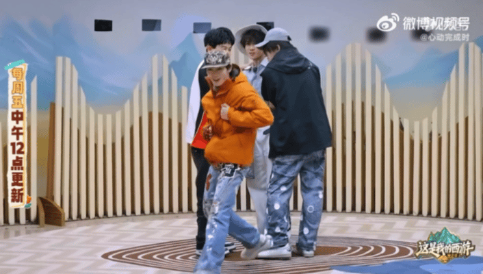 丁程鑫手不能动也依旧把舞跳这么帅 张真源让丁程鑫来正经的舞台控制力实在惊艳，双手