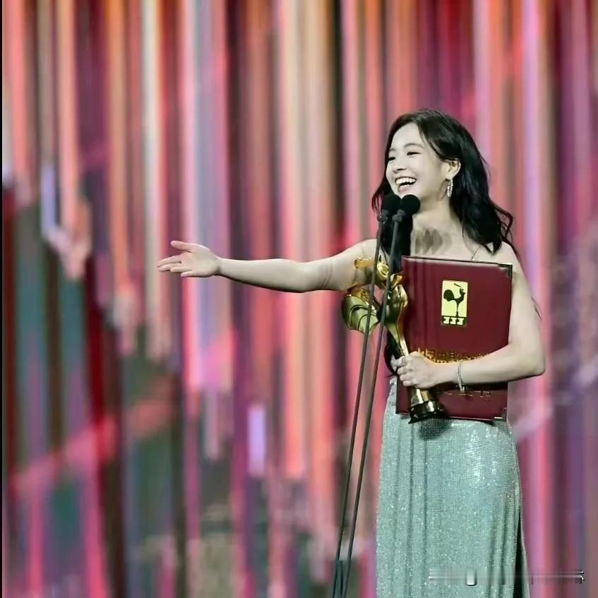 李庚希这资源确实好，之前还拿了金鹿影后，现在居然拿到金鸡了，感觉以后奖运会跟雷佳