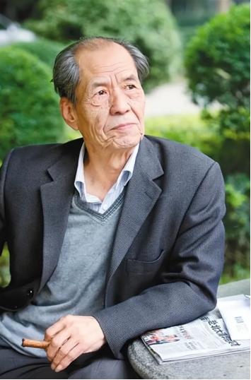 1993年，6年没有收入的陈忠实，在家闲坐。突然一通电话打来，接完电话后，整个人