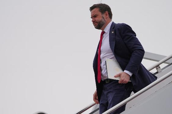 万斯：就算打击伊朗，美国也绝无可能陷入持久战
美国副总统JD·万斯周四表示，虽然