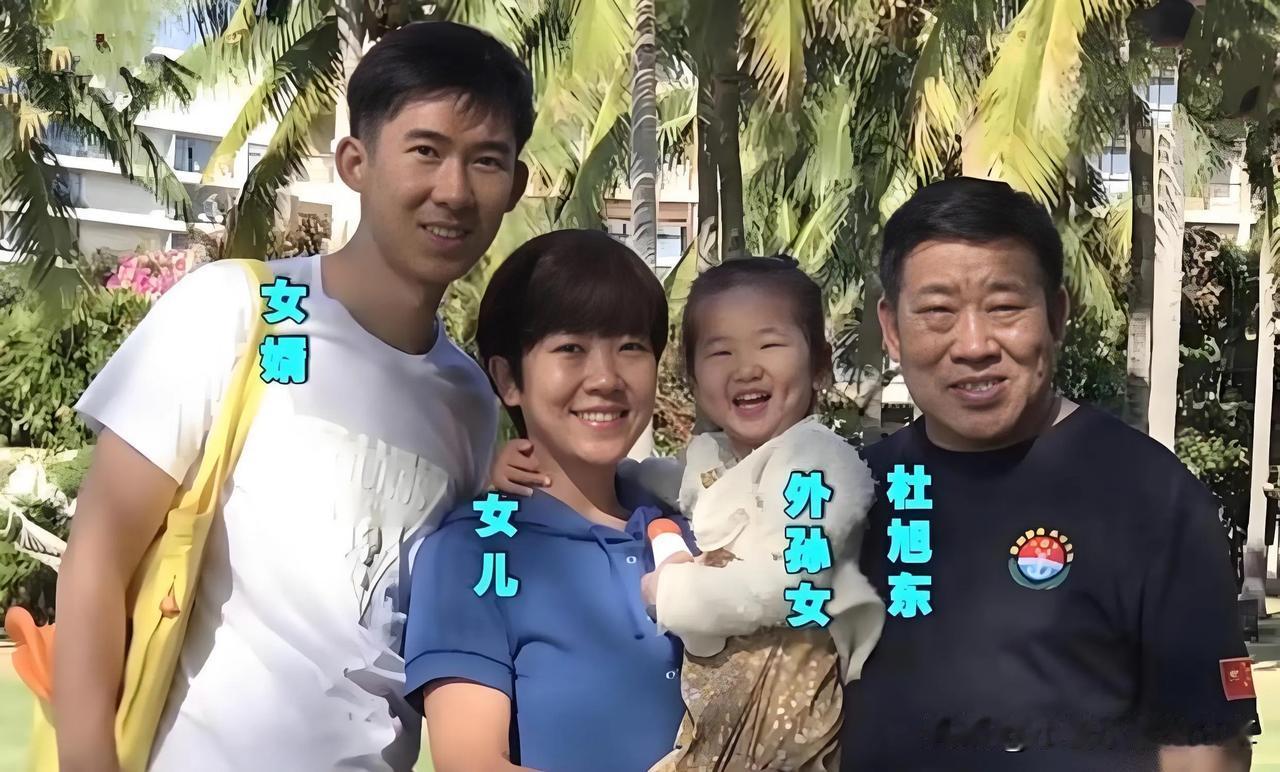 别看杜旭东在荧幕中总是演绎一些让人牙痒痒的角色，但现实中他其实是暖男一个，好父亲