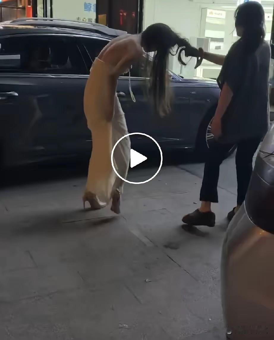 原配怒斥第三者视频热传。第三者跪地哭诉“不知情”，网友纷纷同情。

🔍 专家解