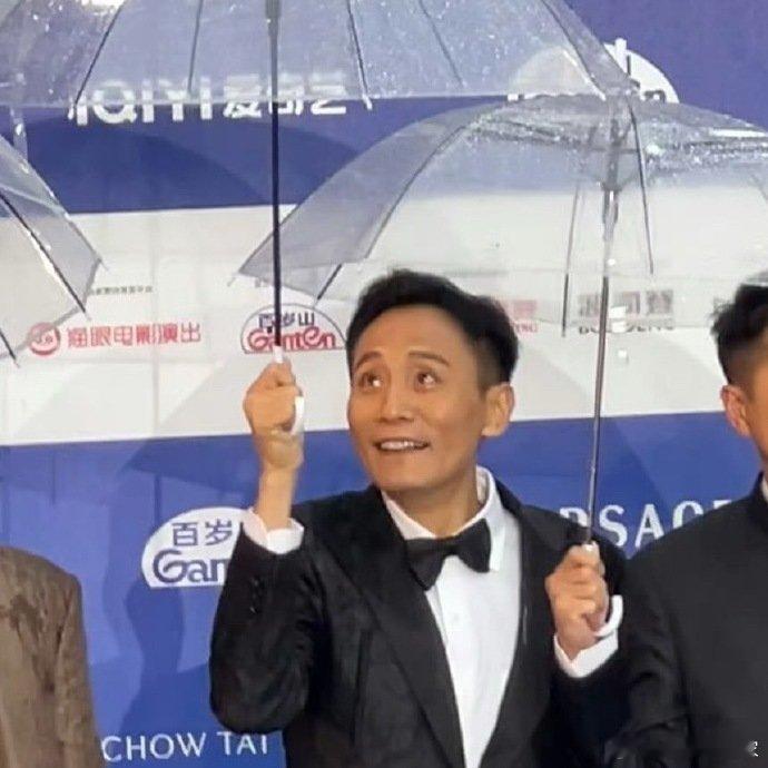 刘烨打伞 笑到失控，史诗级抗玉玉名场面，烨哥头顶全是雨，主打一个敬业又狼狈。北影