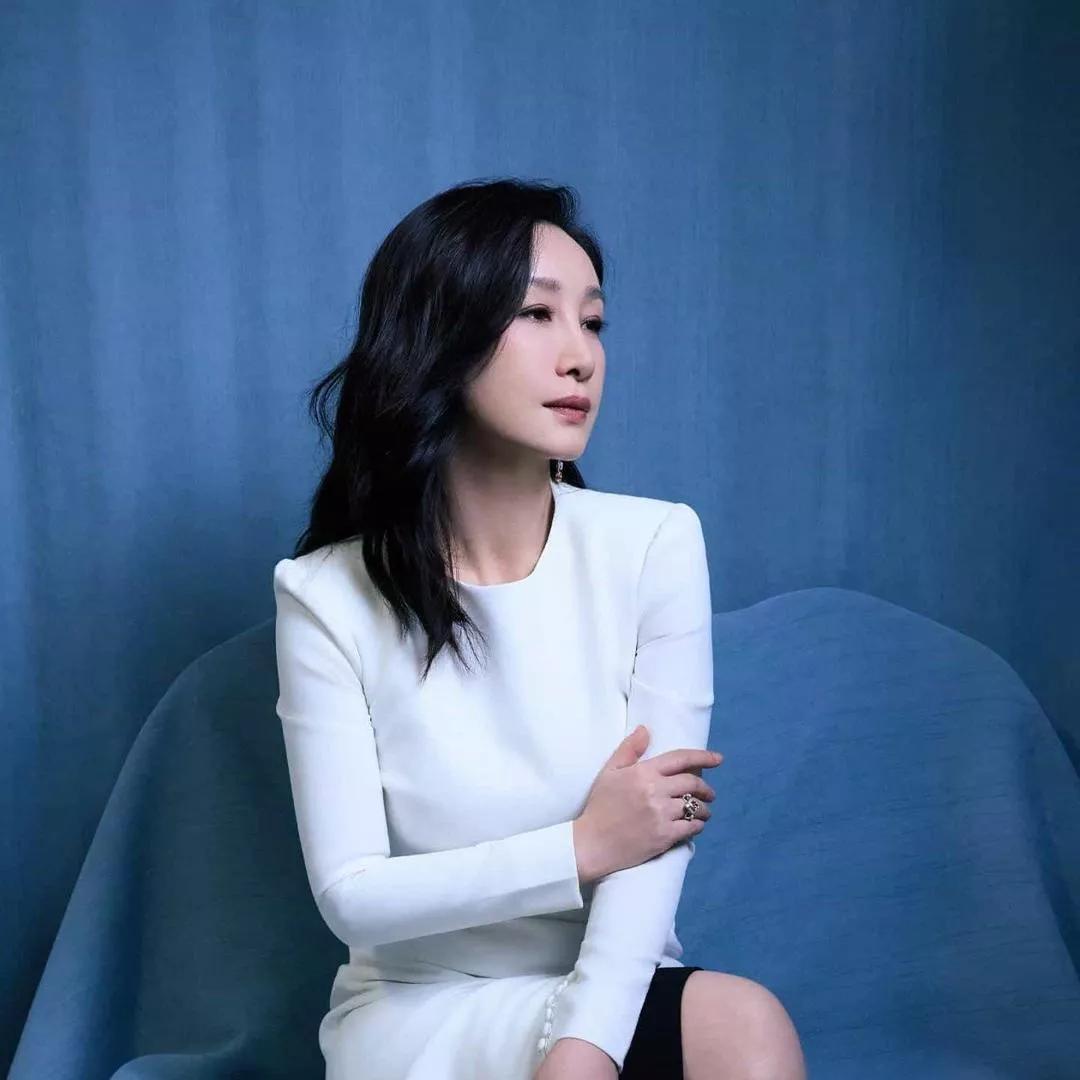 优雅黑发女郎，白衣飘飘，宁静如画。