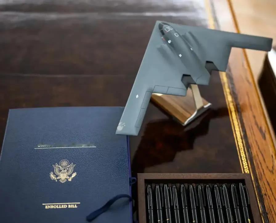 美国战争部长皮特·赫格塞斯、参谋长联席会议主席丹·凯恩和其他高级官员向总统老特汇