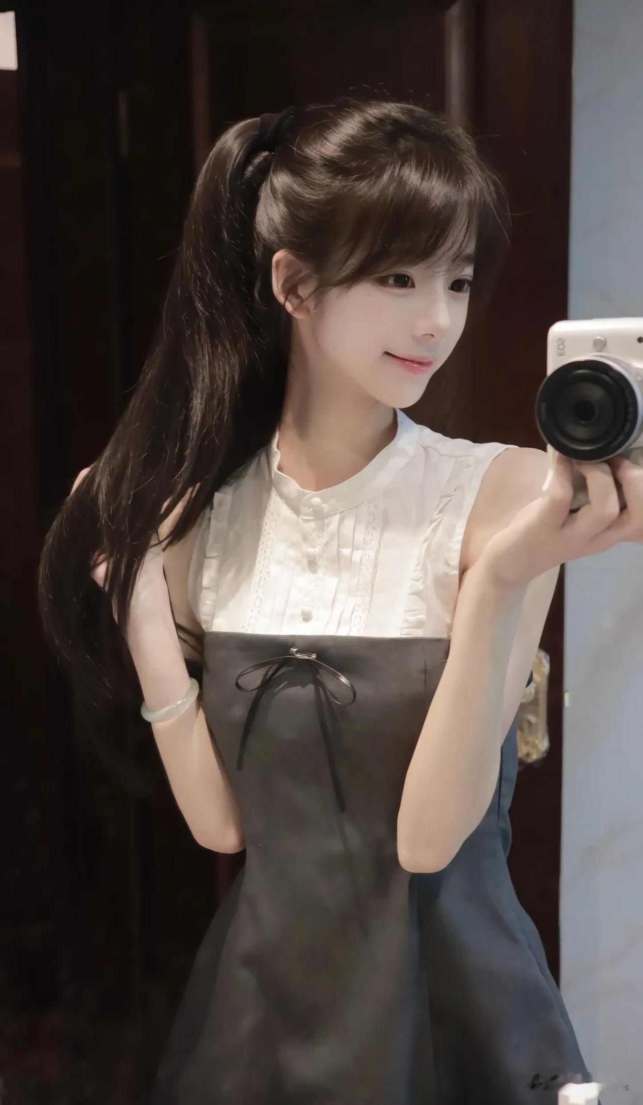 镜中人影，笑语如花。