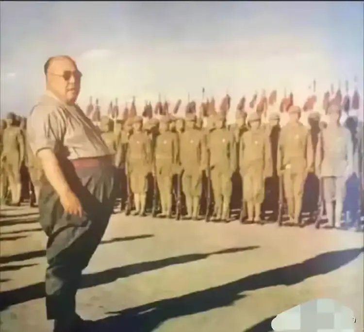 1943年，马鸿逵检阅部队的罕见照片，挺着将军肚看上去非常肥胖 
