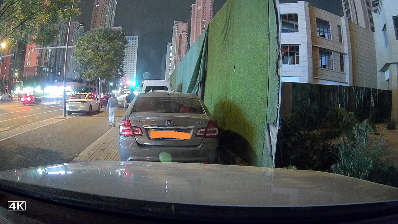 大晚上的，在别人车上贴广告遵纪守法监控下的一幕 行车记录仪 意不意外