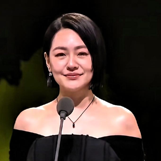 我突然发现一个
跟小s有关的玄学
那就是，她虽然变老了，憔悴了，但总是能够在她身