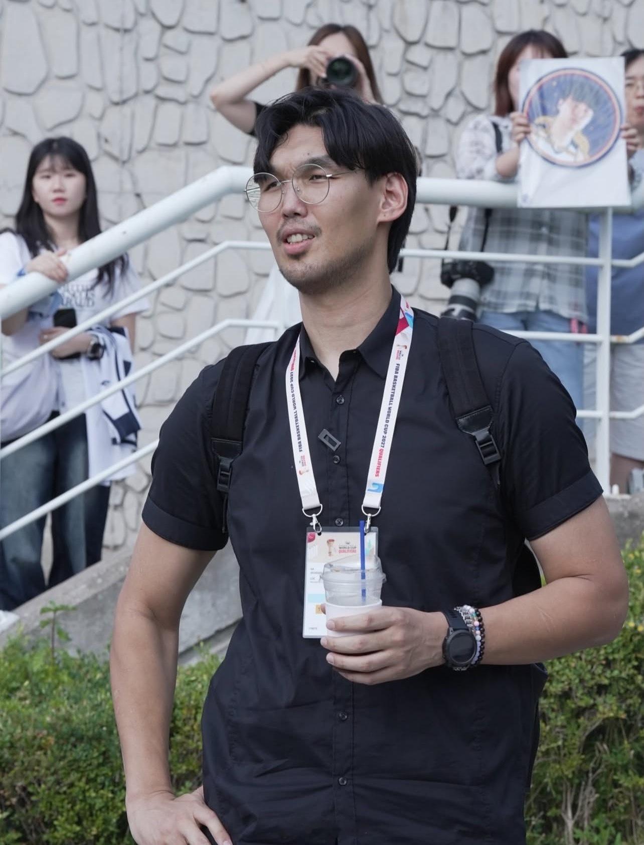 好久不见河升镇了，他的太太对其形象提升帮助巨大。韩国男篮vs日本男篮男篮世预赛