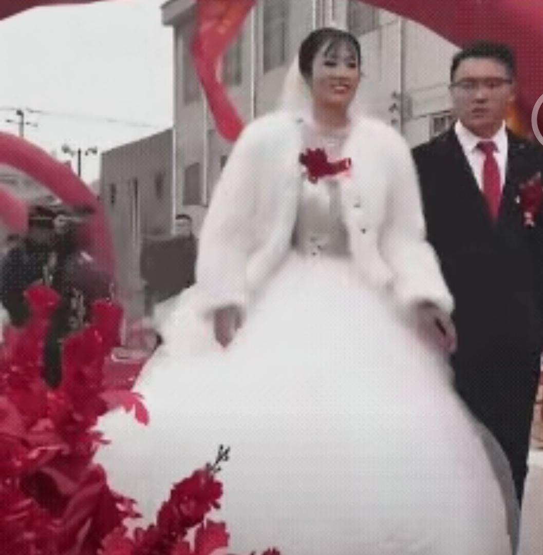 大婚之日的无知动作，丢了八辈祖宗的面子。
     一个女人最漂亮、最幸福的时刻