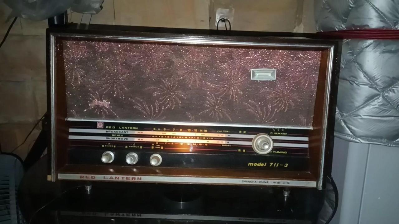 最让我惊喜的是它的猫眼显示器，亮起来的瞬间特别有复古感。虽然没有现在的智能功能，