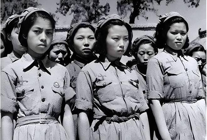 1942年，7名女电译员在撤退途中，被日军包围。日寇心怀不轨，一脸淫笑地靠近她们