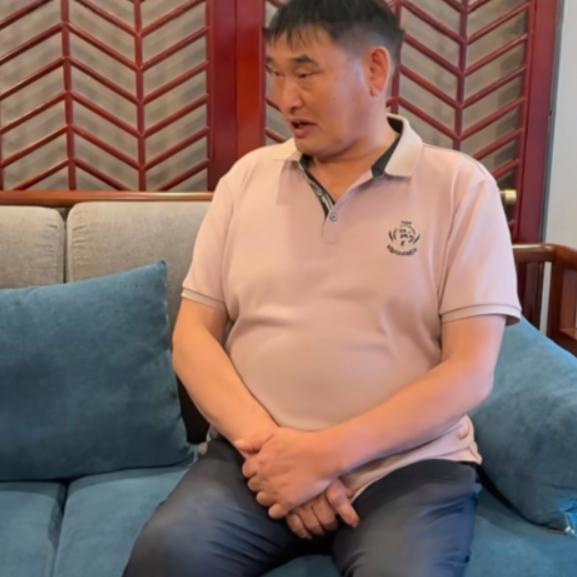 朱之文坦言：“说实话，我根本不缺钱。”记者反问“不缺钱为啥还天天跑商演”，朱之文
