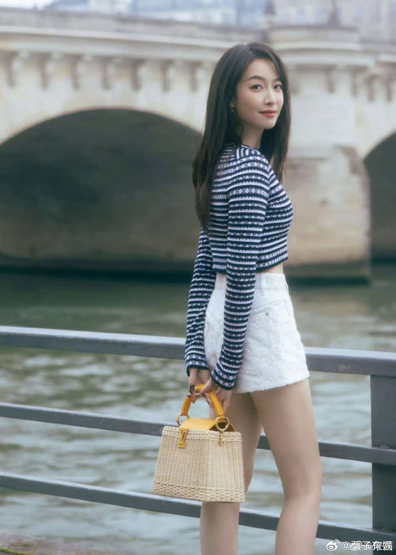 宋茜河畔随拍宋茜巴黎库存plog宋茜巴黎库存plog，是河畔随拍，[哈哈][哈哈