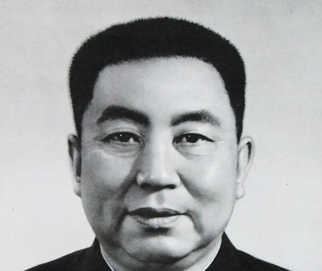 1976年1月7日深夜，中南海两处寓所，两位老人同时度过了一个不眠之夜，一边，是