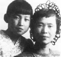 这是贺子珍女士在苏联疗养时候和李敏在一起的珍贵照片。

贺子珍女士曾经有过六个孩
