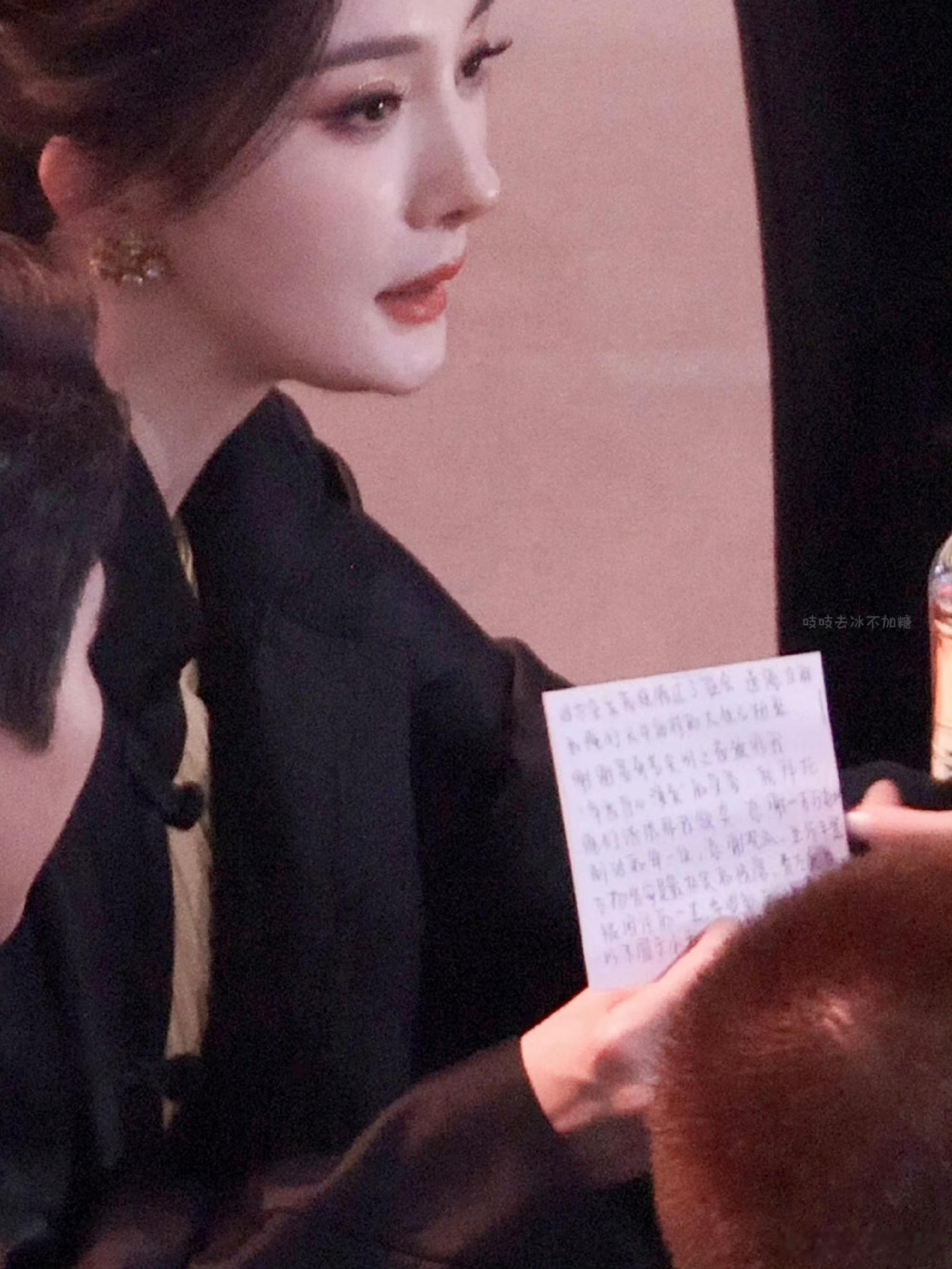 我不中了，粉丝发现尖叫之夜杨幂替秦海璐领奖时手里拿的发言稿是自己手抄的明明可以打