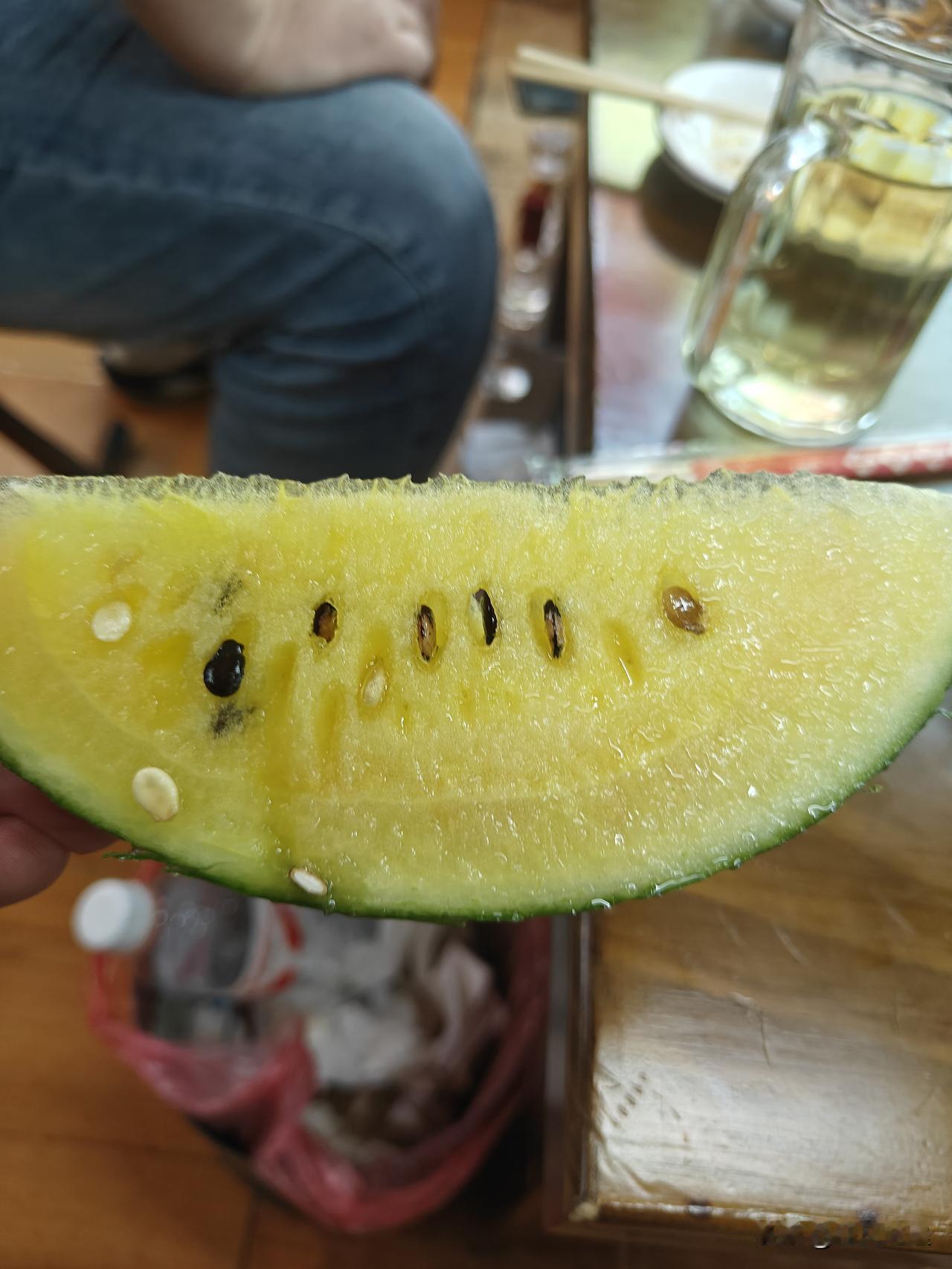 这个西瓜是真好吃！酸甜酸甜的！有西瓜味！

这个品种的西瓜应该是叫特小凤又叫手撕