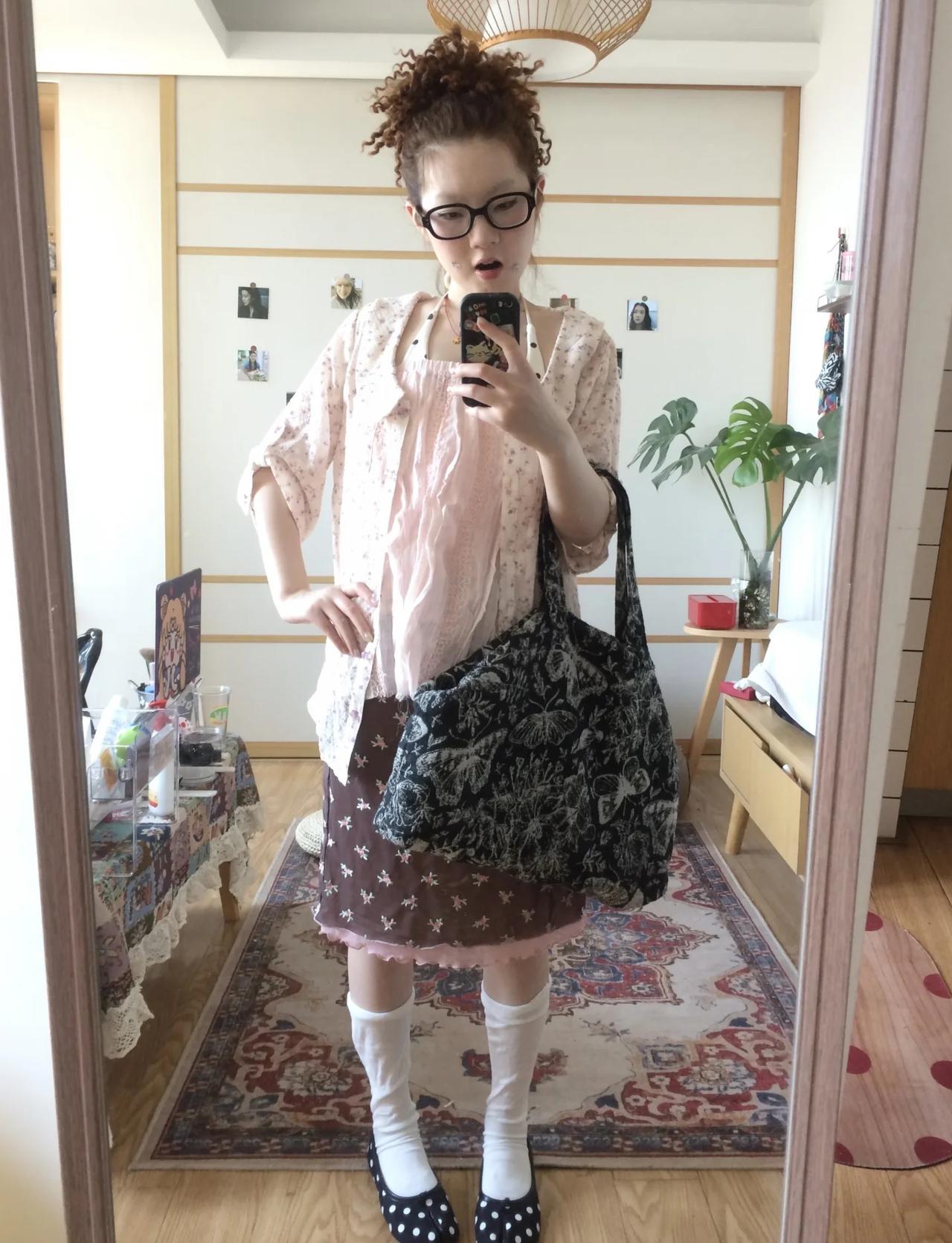 怎么穿都好看：衬衫+碎花半裙+波点鞋
今天穿什么
淡人的穿搭
ootdinspo