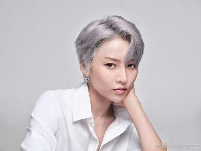 还有谁不知道刘雨昕官宣雕的新title[打call]刘雨昕的时尚标签确实很值得夸