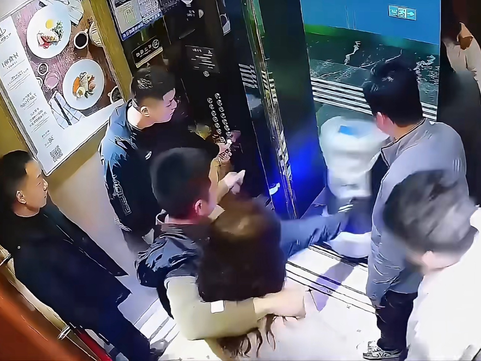 机器人正要进电梯被男子一脚踹倒 真没素质…