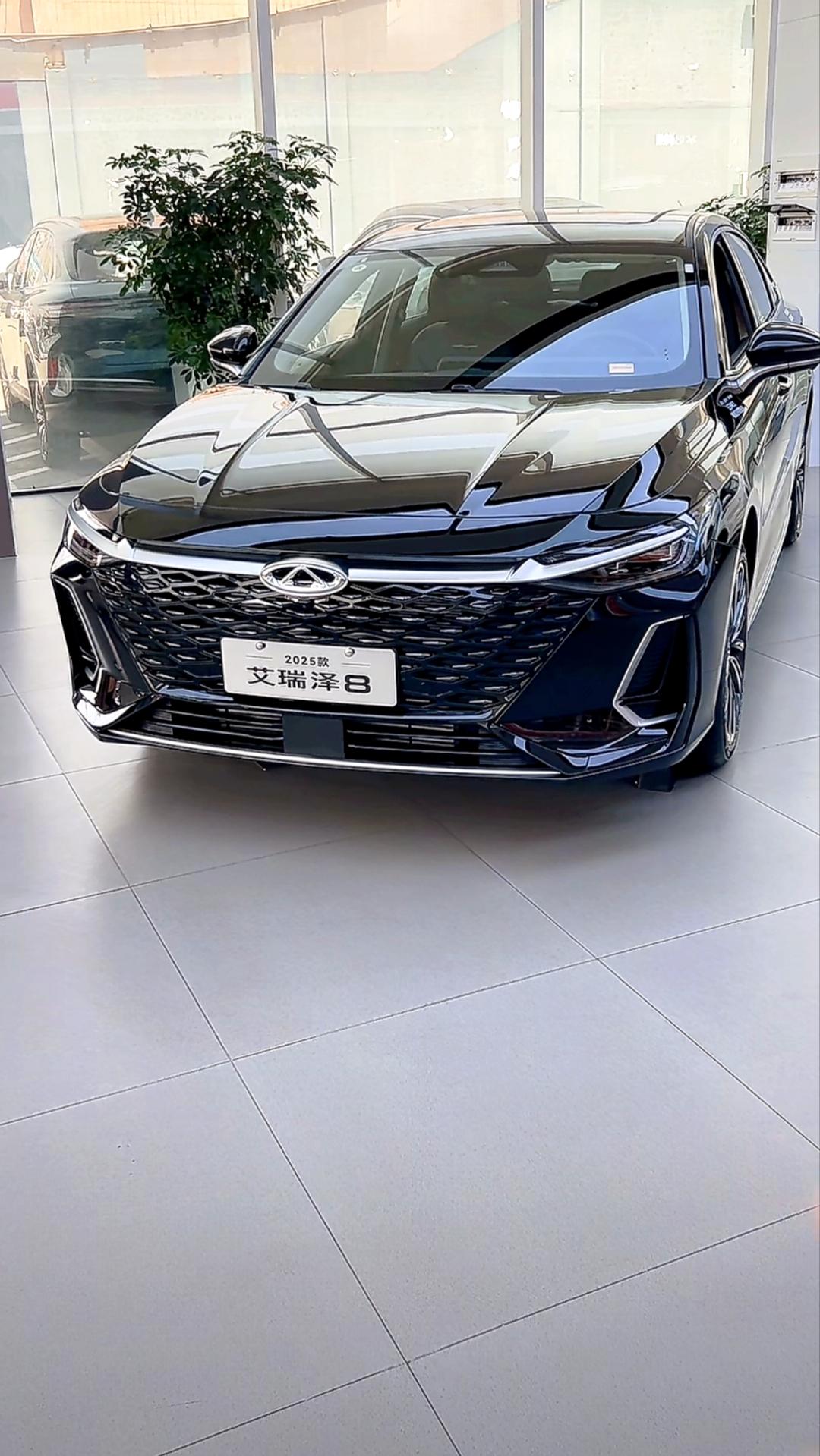 今天给大家介绍一款国产轿车，我感觉性价比还是挺高的，这就是艾瑞泽8。我感觉这款车