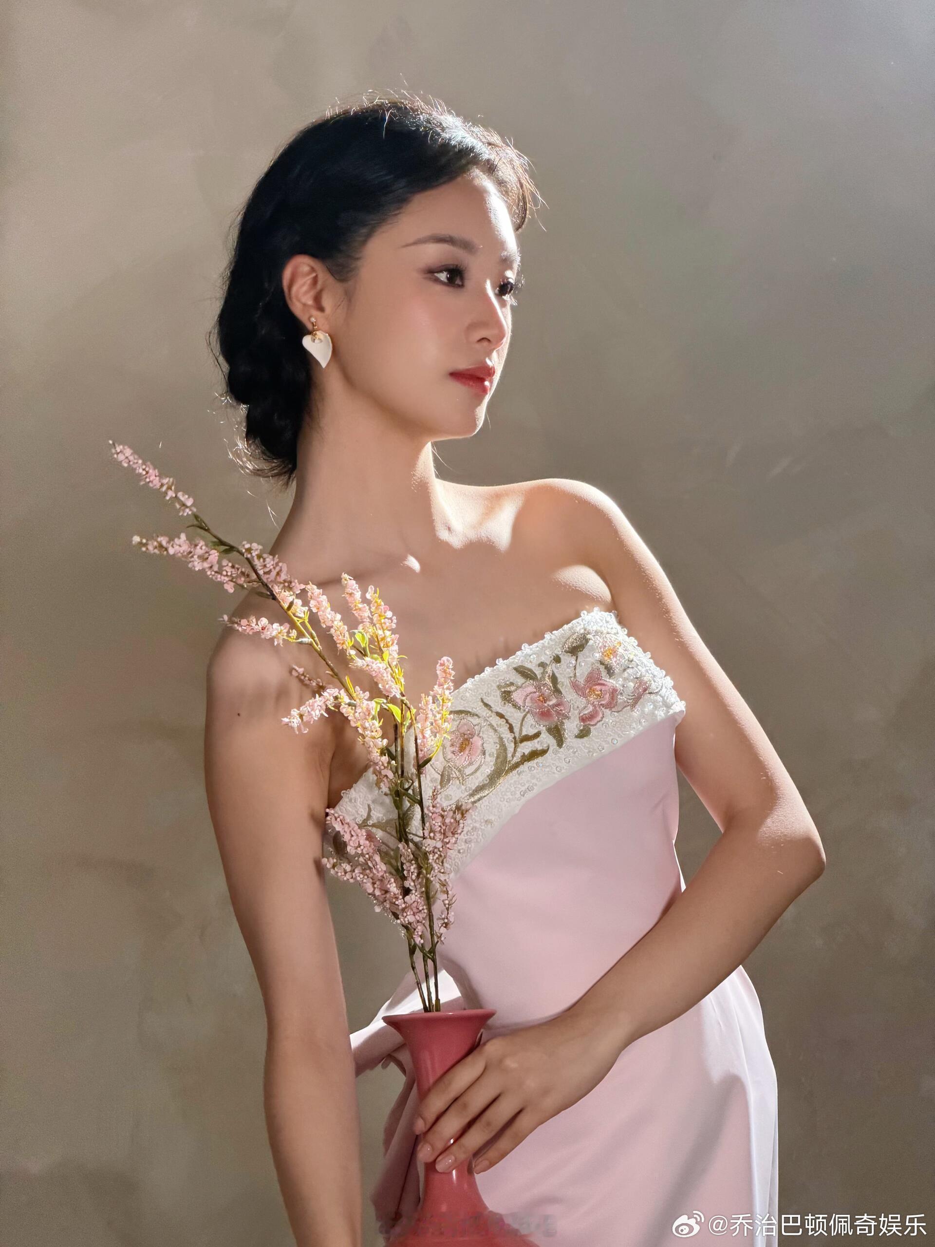 王小亿粉瓷美人王小亿深挖传统瓷绘美学，将花卉瓷纹刺绣缝制在裙摆之上，淡粉配色柔和